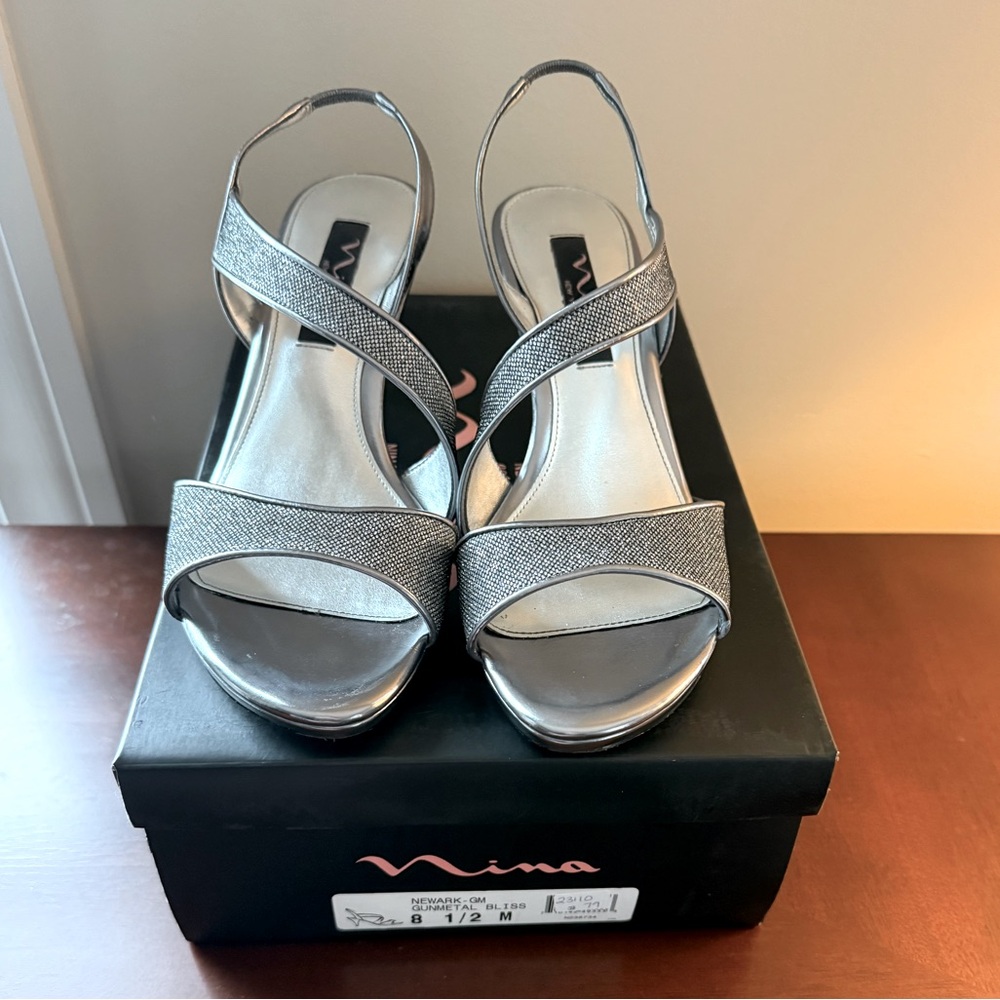 Nina Metallic Silver Heels size 8.5
Like NEW!!